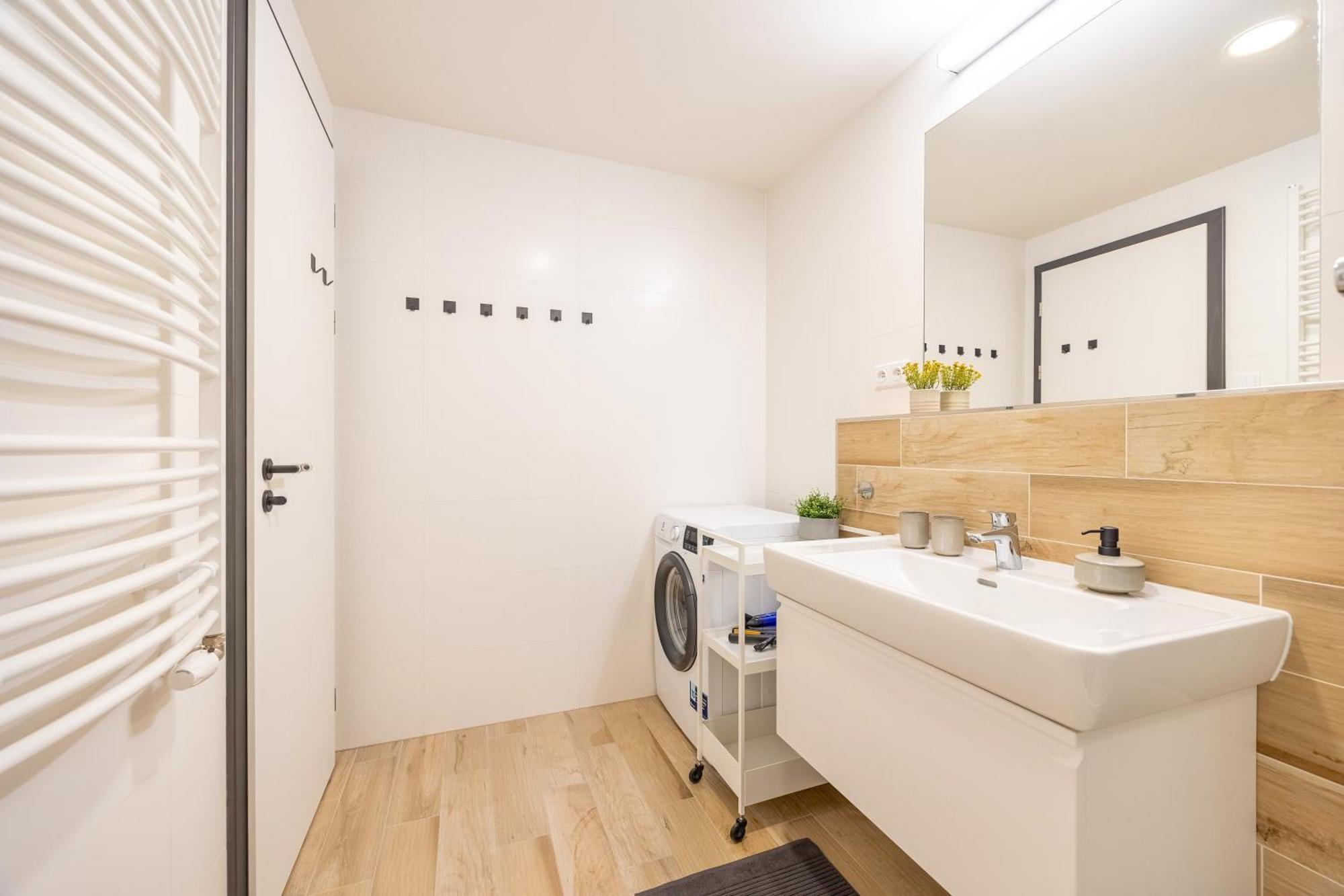Spacious 3br - 2 Parking Spots, Full Kitchen, By Gravity Appartement *